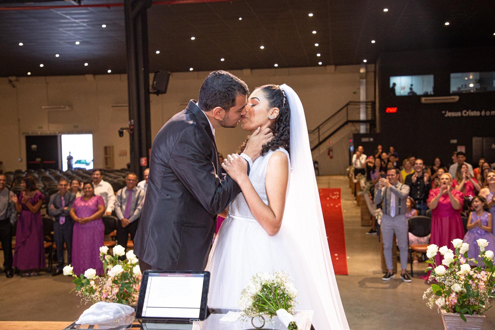 Beijo dos noivos no altar
