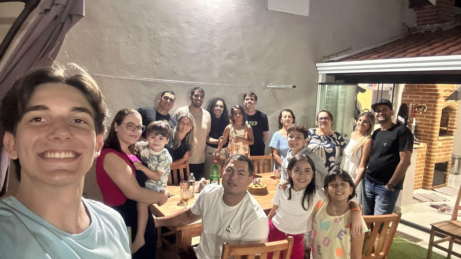 Foto com a família reunida ao redor da mesa